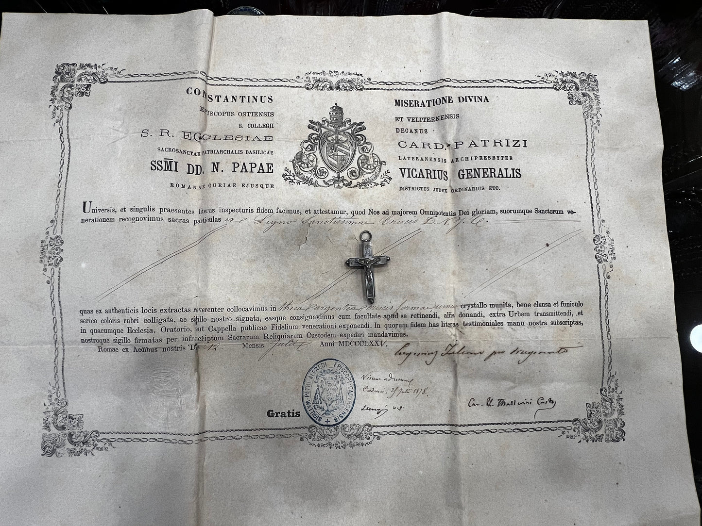 Croix reliquaire argent contenant relique de la Vraie Croix.