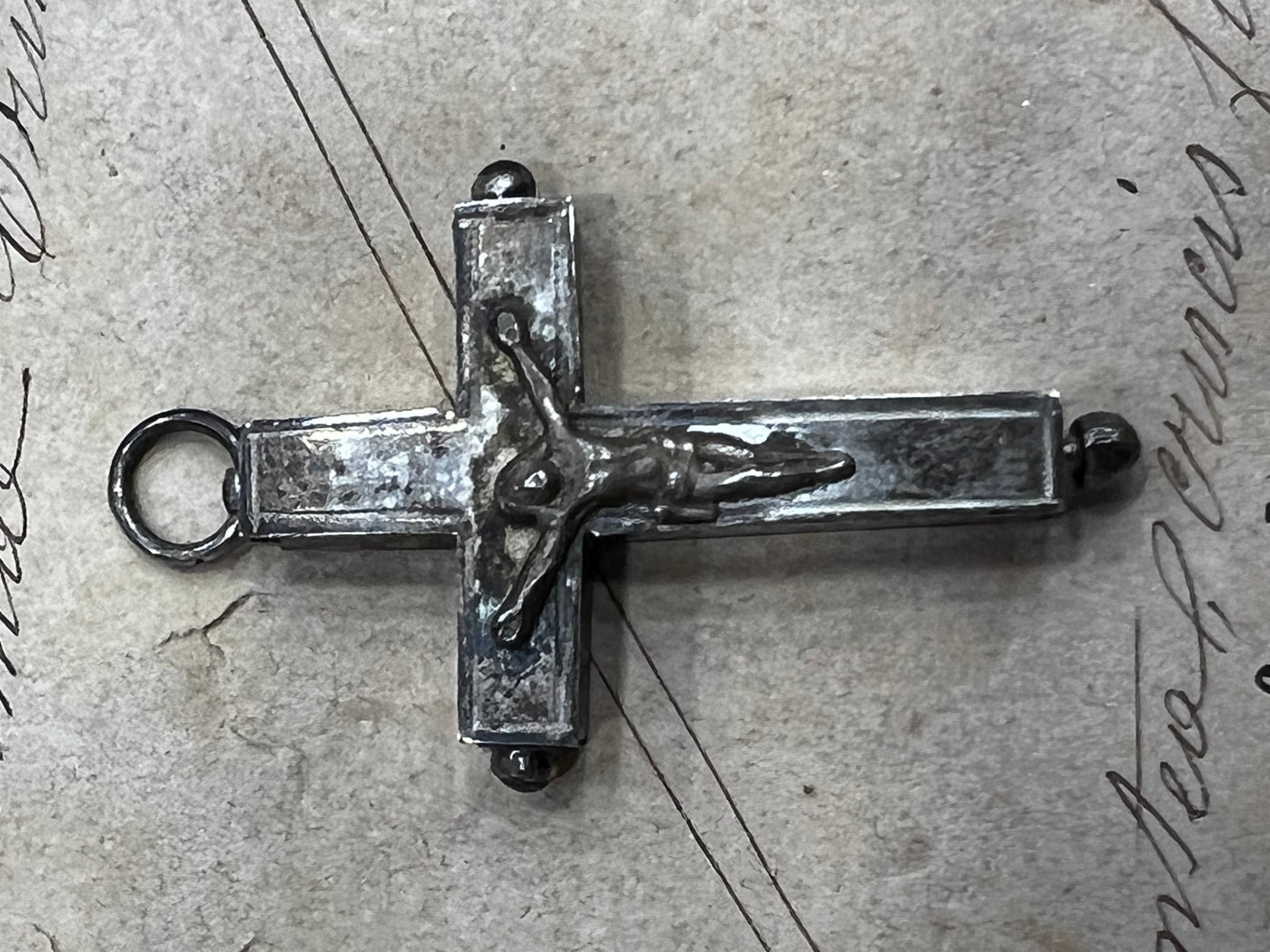 Croix reliquaire argent contenant relique de la Vraie Croix.