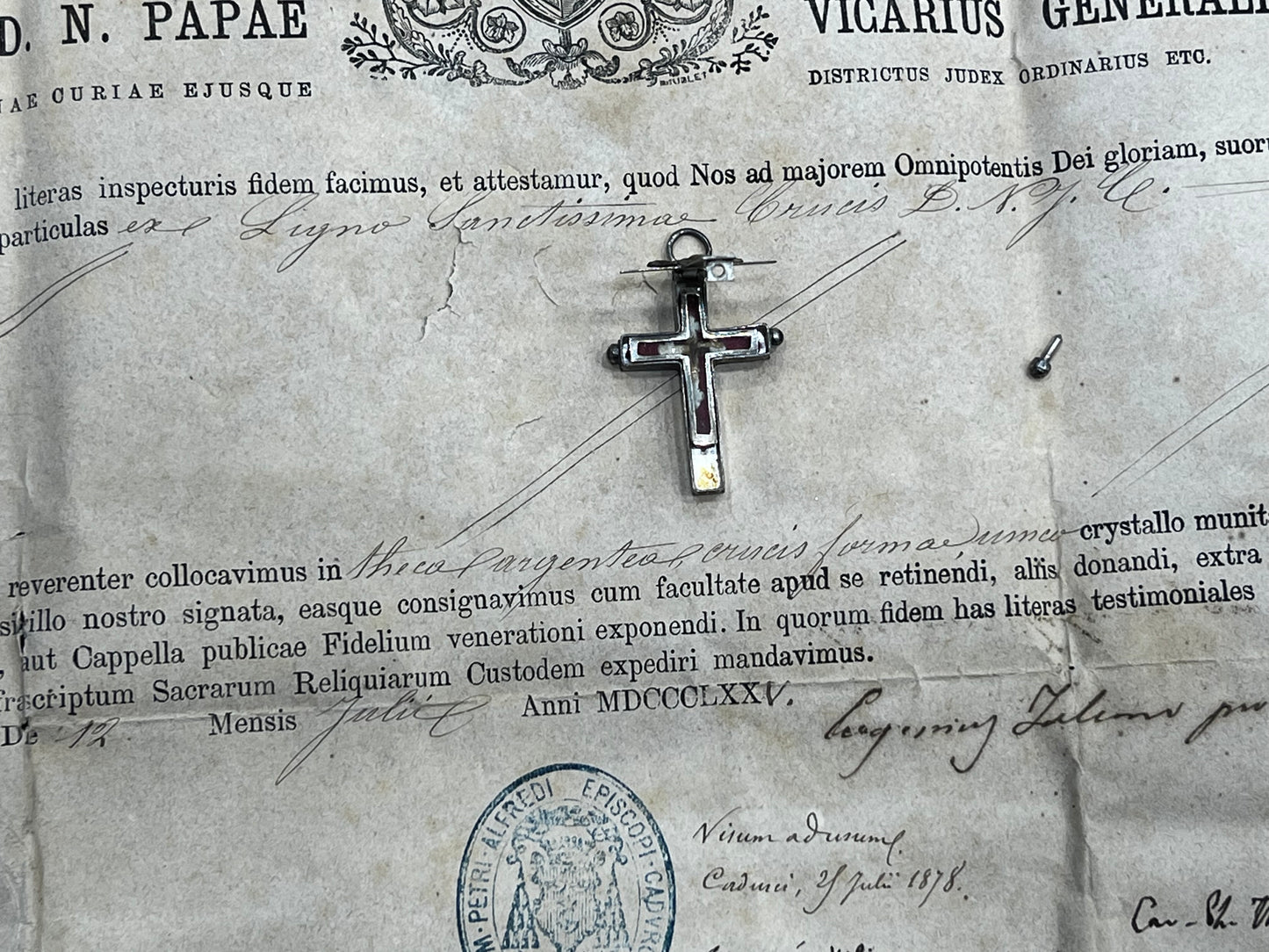 Croix reliquaire argent contenant relique de la Vraie Croix.