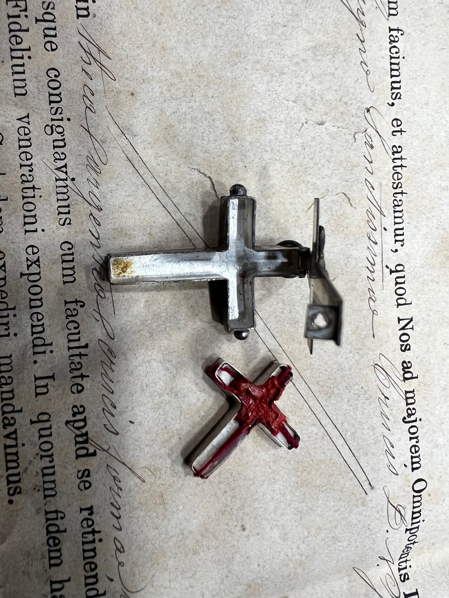 Croix reliquaire argent contenant relique de la Vraie Croix.