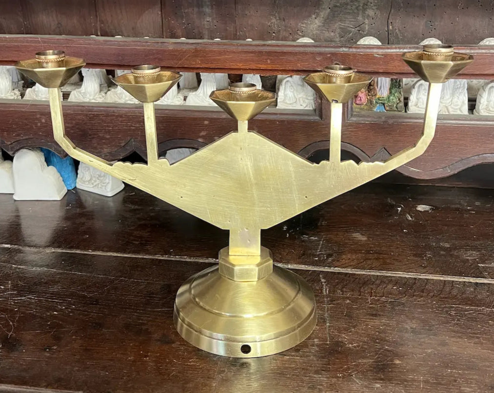 Antique brass altar candelabrum with five lights, cross and grapevine design
/ Chandelier d’autel ancien en laiton avec cinq lumières, motif croix et vigne