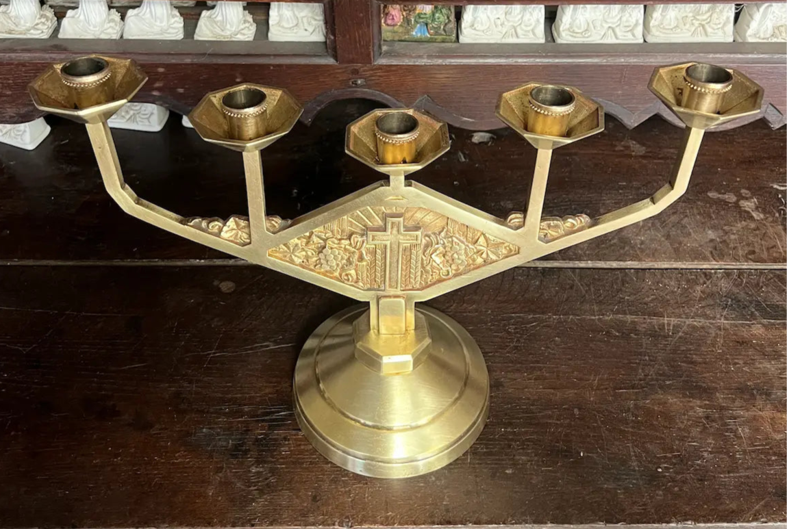 Antique brass altar candelabrum with five lights, cross and grapevine design
/ Chandelier d’autel ancien en laiton avec cinq lumières, motif croix et vigne