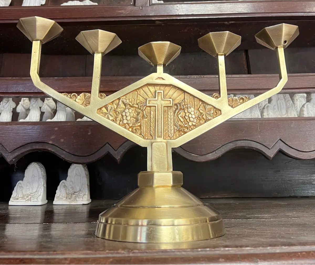 Antique brass altar candelabrum with five lights, cross and grapevine design
/ Chandelier d’autel ancien en laiton avec cinq lumières, motif croix et vigne