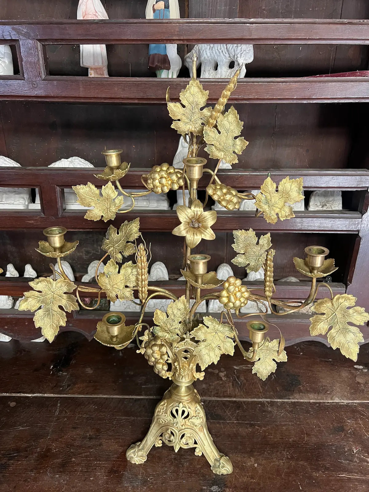 Pair of antique gilded bronze altar candelabra with vine and grapes, seven lights
/ Paire de chandeliers d’autel anciens en bronze doré avec vigne et raisins, sept lumières