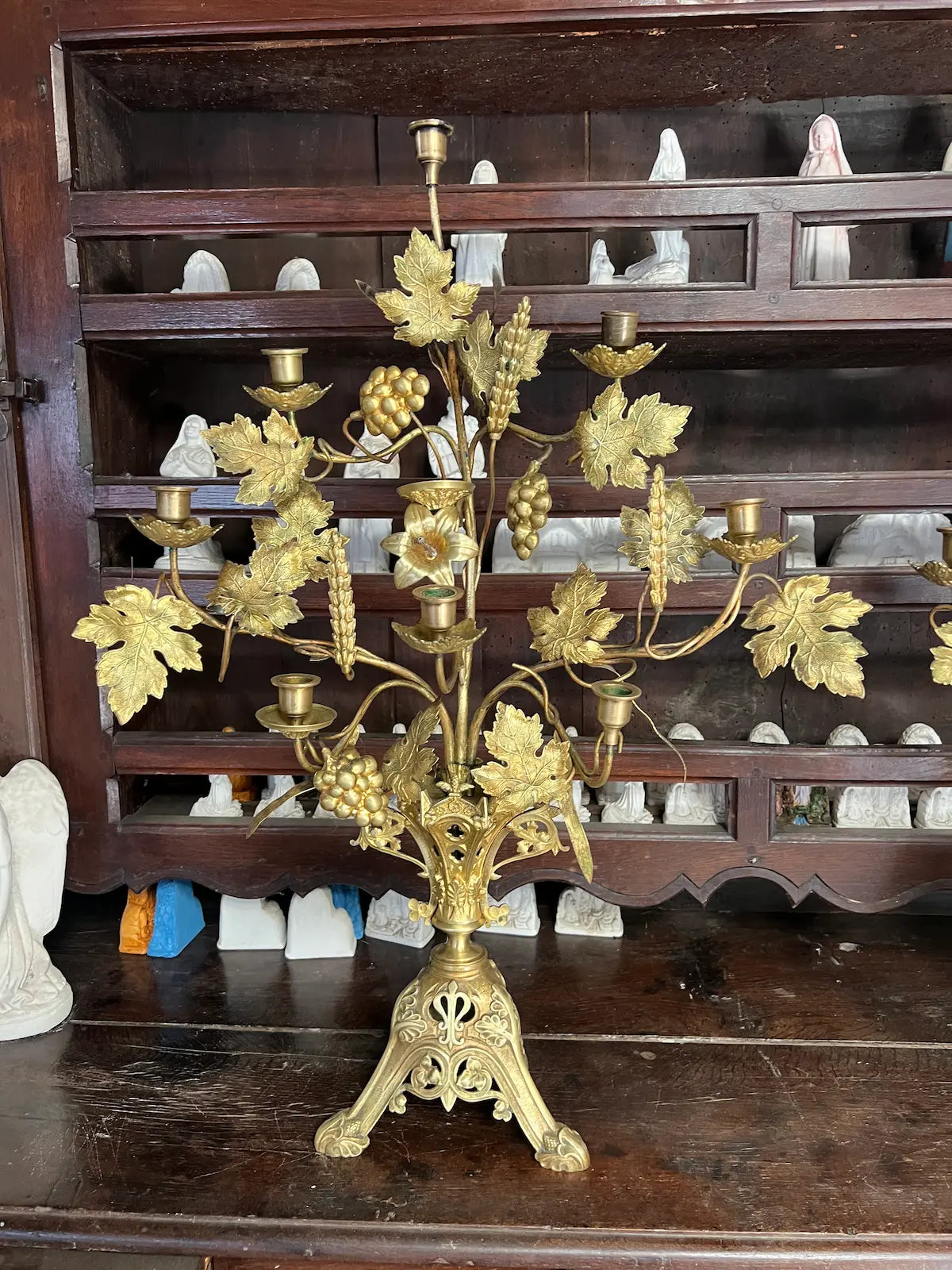 Pair of antique gilded bronze altar candelabra with vine and grapes, seven lights
/ Paire de chandeliers d’autel anciens en bronze doré avec vigne et raisins, sept lumières