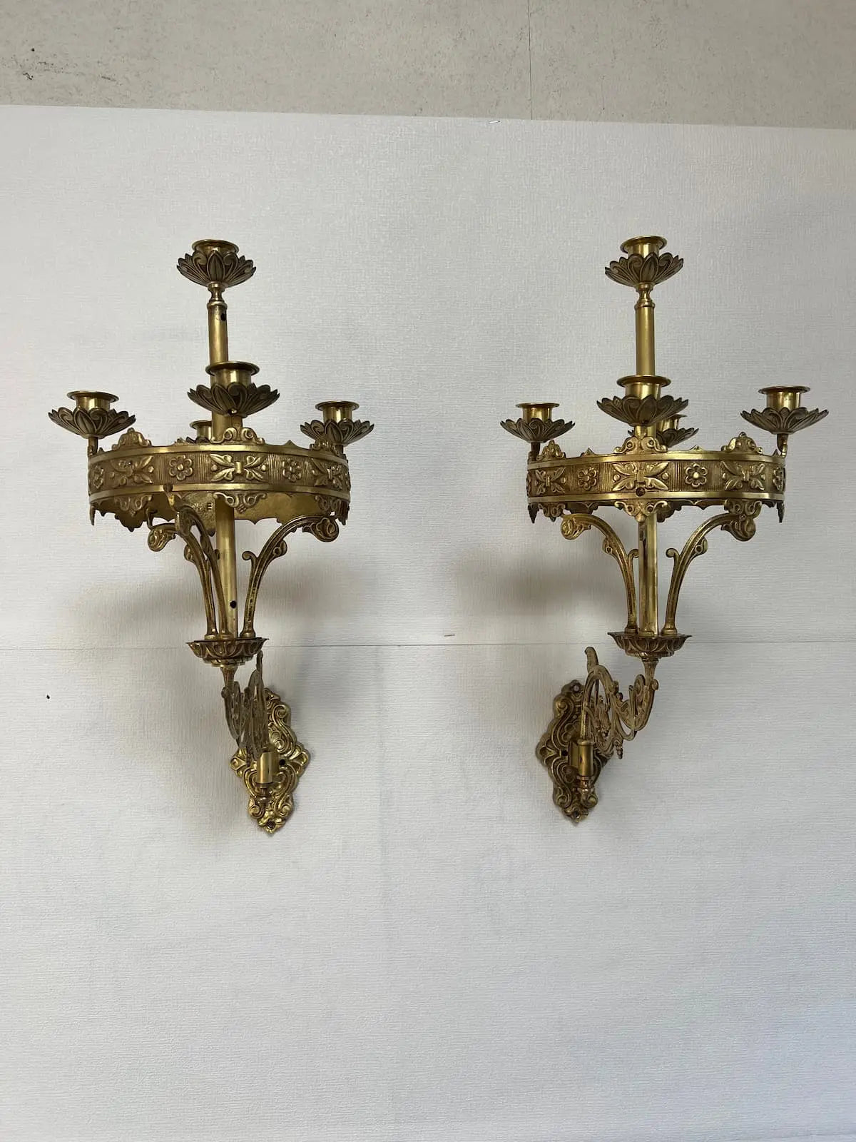 Antique gilded bronze crown-style wall candelabra with five candle holders
/ Appliques murales anciennes en bronze doré style couronne avec cinq bougeoirs