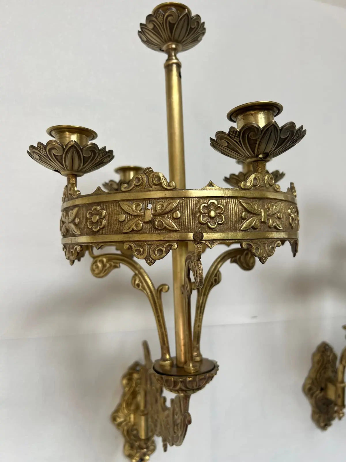 Antique gilded bronze crown-style wall candelabra with five candle holders
/ Appliques murales anciennes en bronze doré style couronne avec cinq bougeoirs