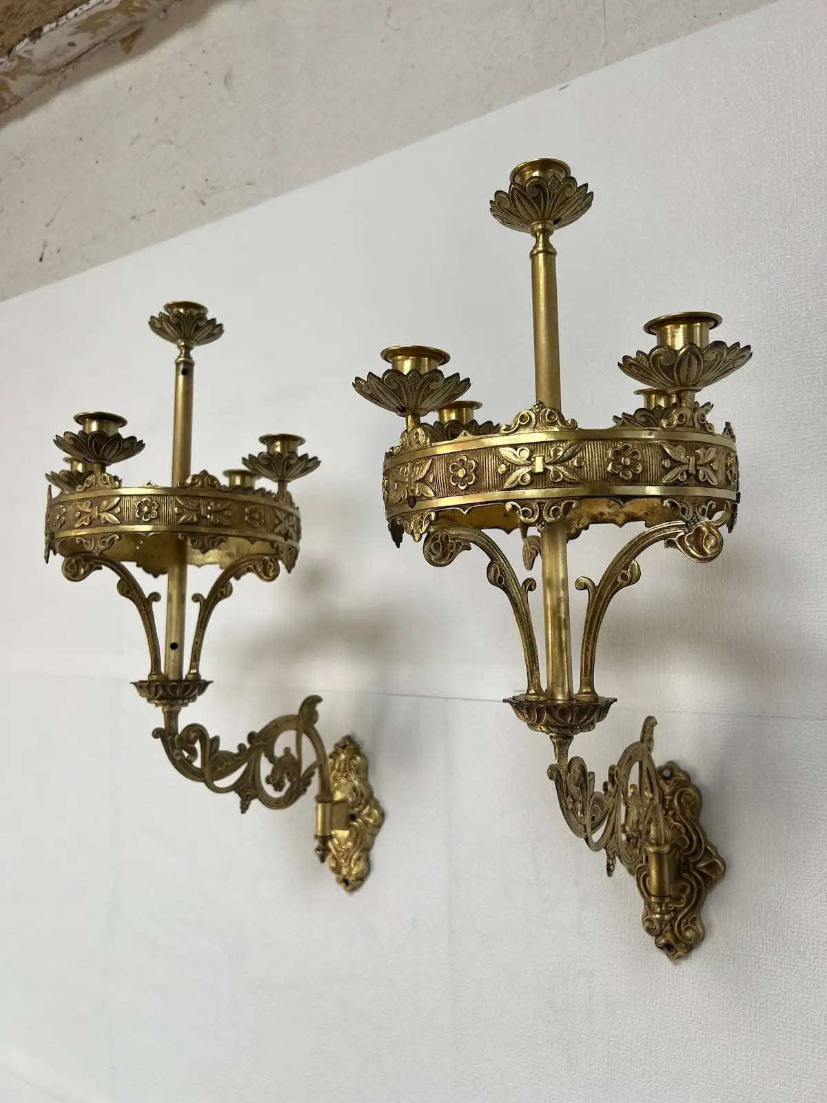 Antique gilded bronze crown-style wall candelabra with five candle holders
/ Appliques murales anciennes en bronze doré style couronne avec cinq bougeoirs