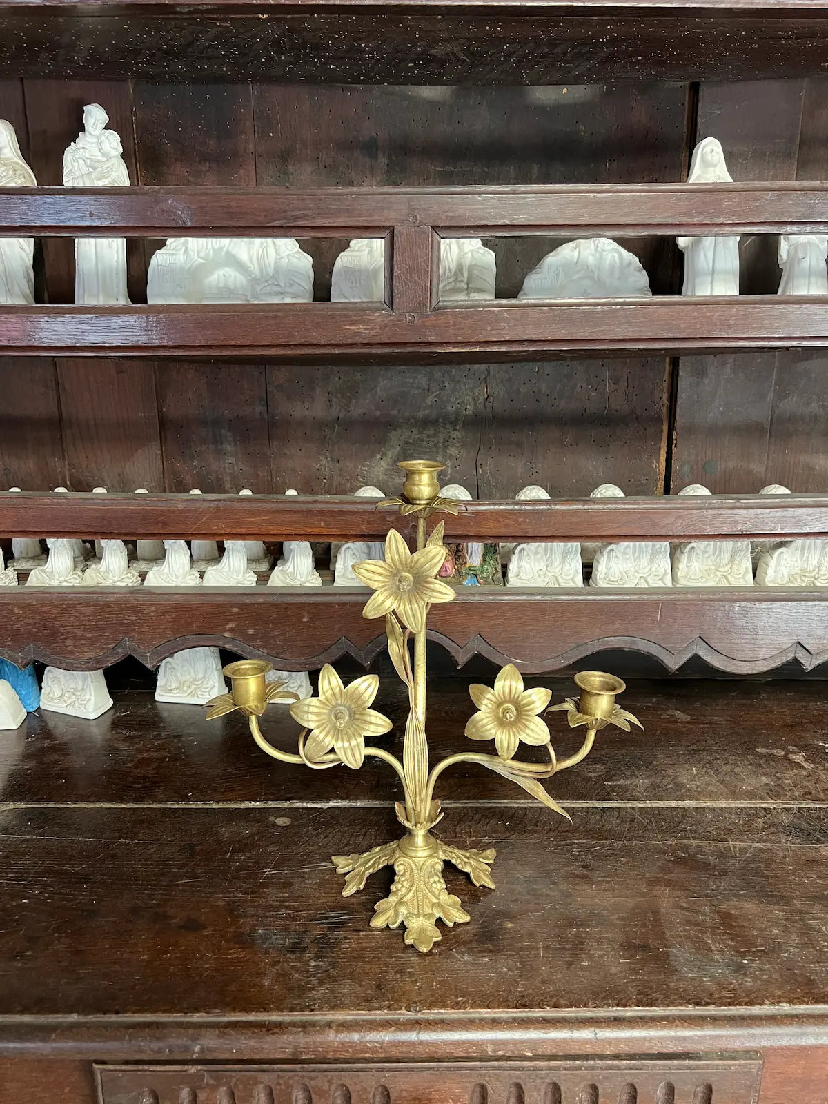 Antique gilded bronze floral candelabrum with three candle holders, perfect for altar decoration or sacred art collections.
/ Candélabre ancien en bronze doré à motif floral avec trois bougeoirs, idéal pour décoration d’autel ou collection d’art sacré.