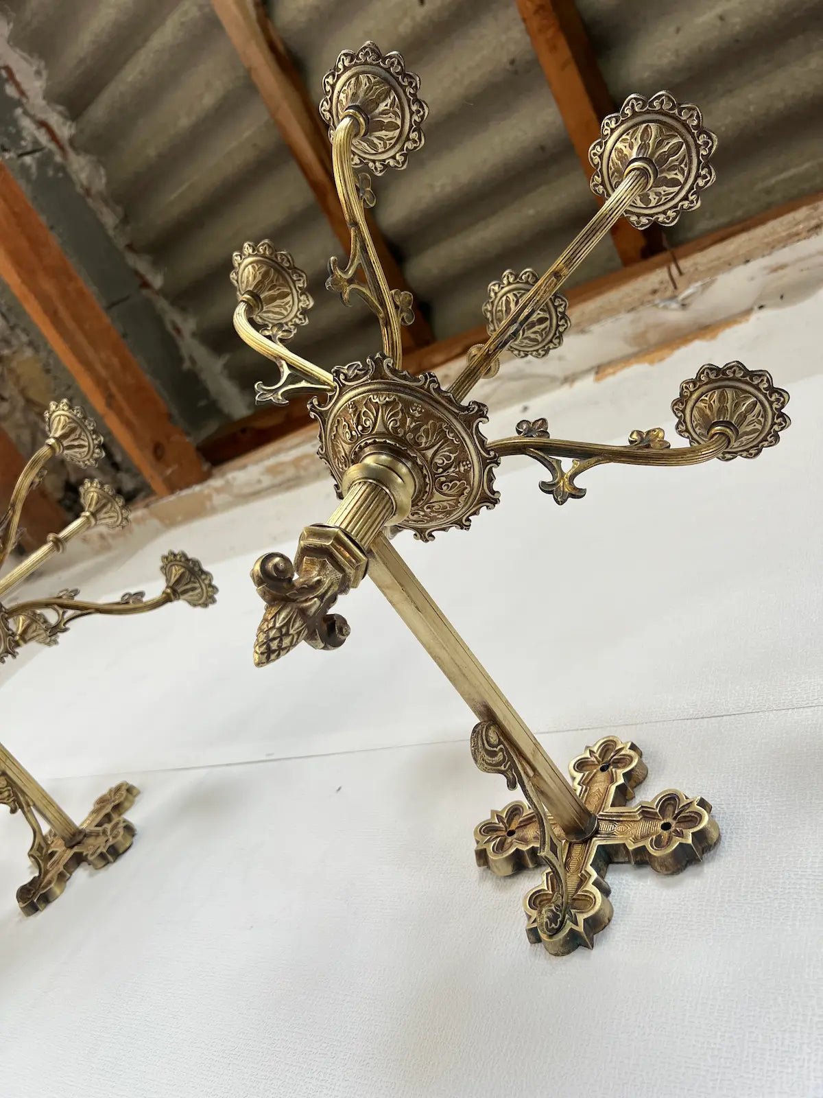 Antique gilded bronze Gothic wall candelabra with six candle holders
/ Applique murale gothique ancienne en bronze doré avec six bougeoirs