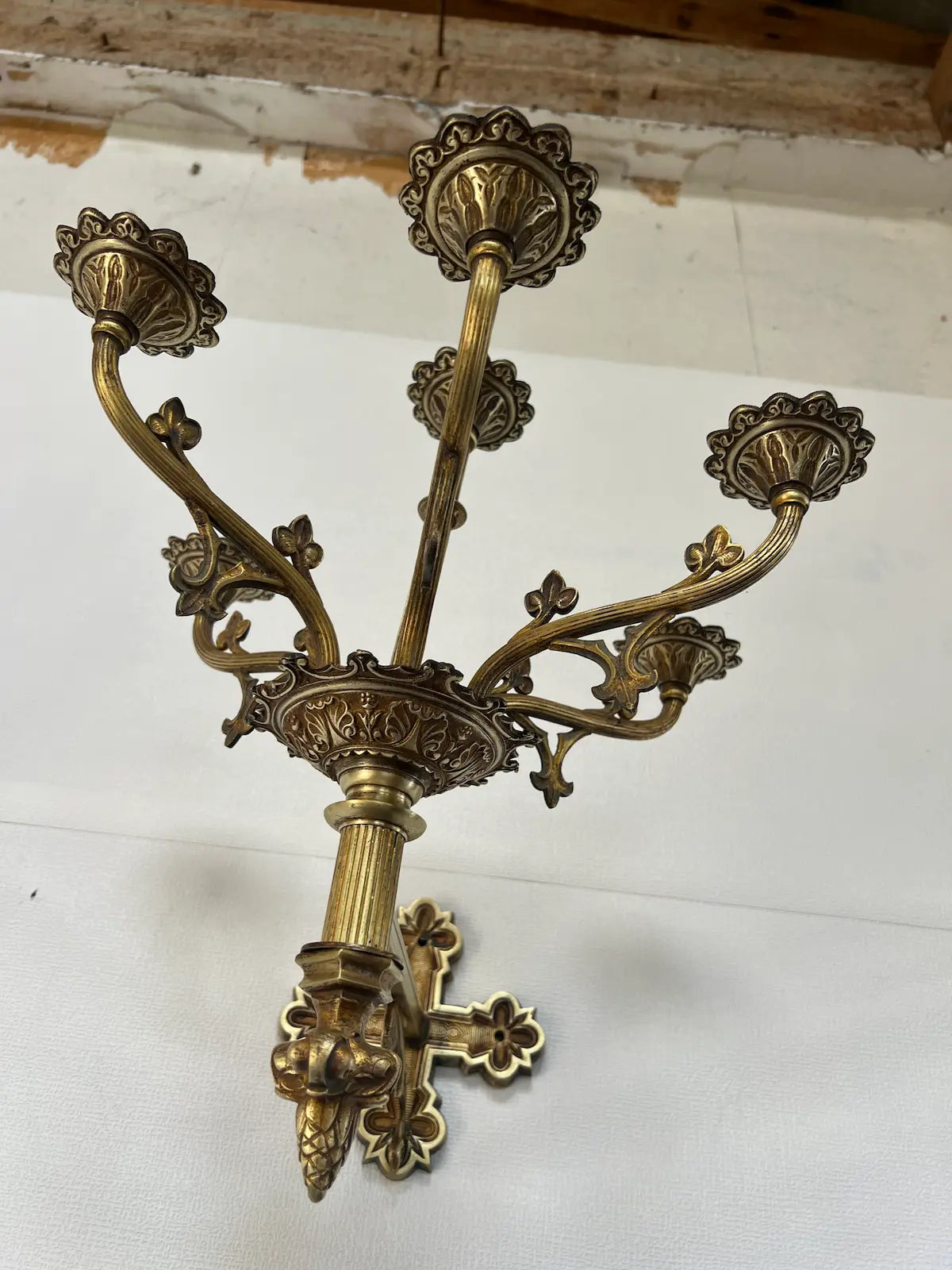 Antique gilded bronze Gothic wall candelabra with six candle holders
/ Applique murale gothique ancienne en bronze doré avec six bougeoirs