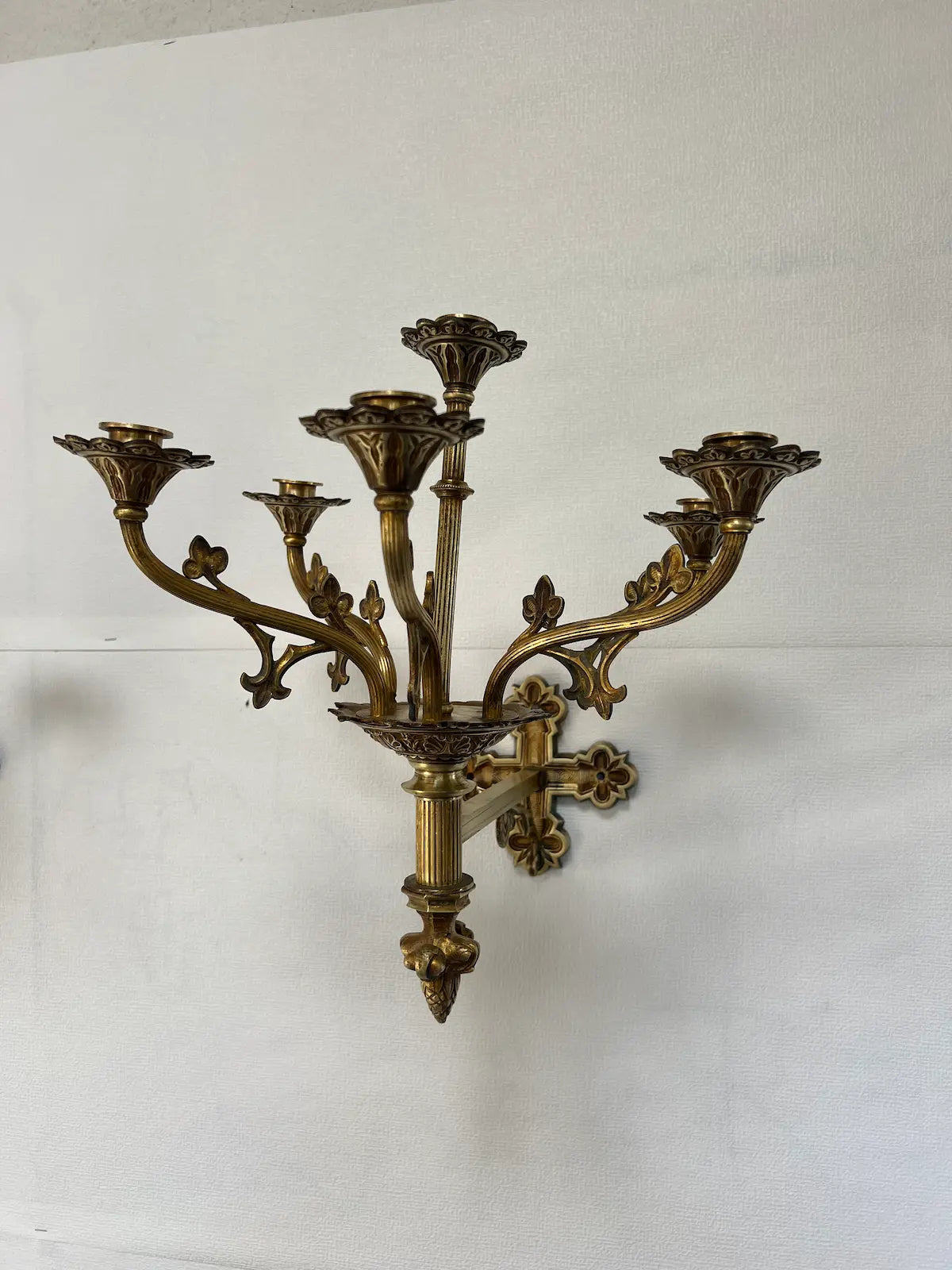 Antique gilded bronze Gothic wall candelabra with six candle holders
/ Applique murale gothique ancienne en bronze doré avec six bougeoirs
