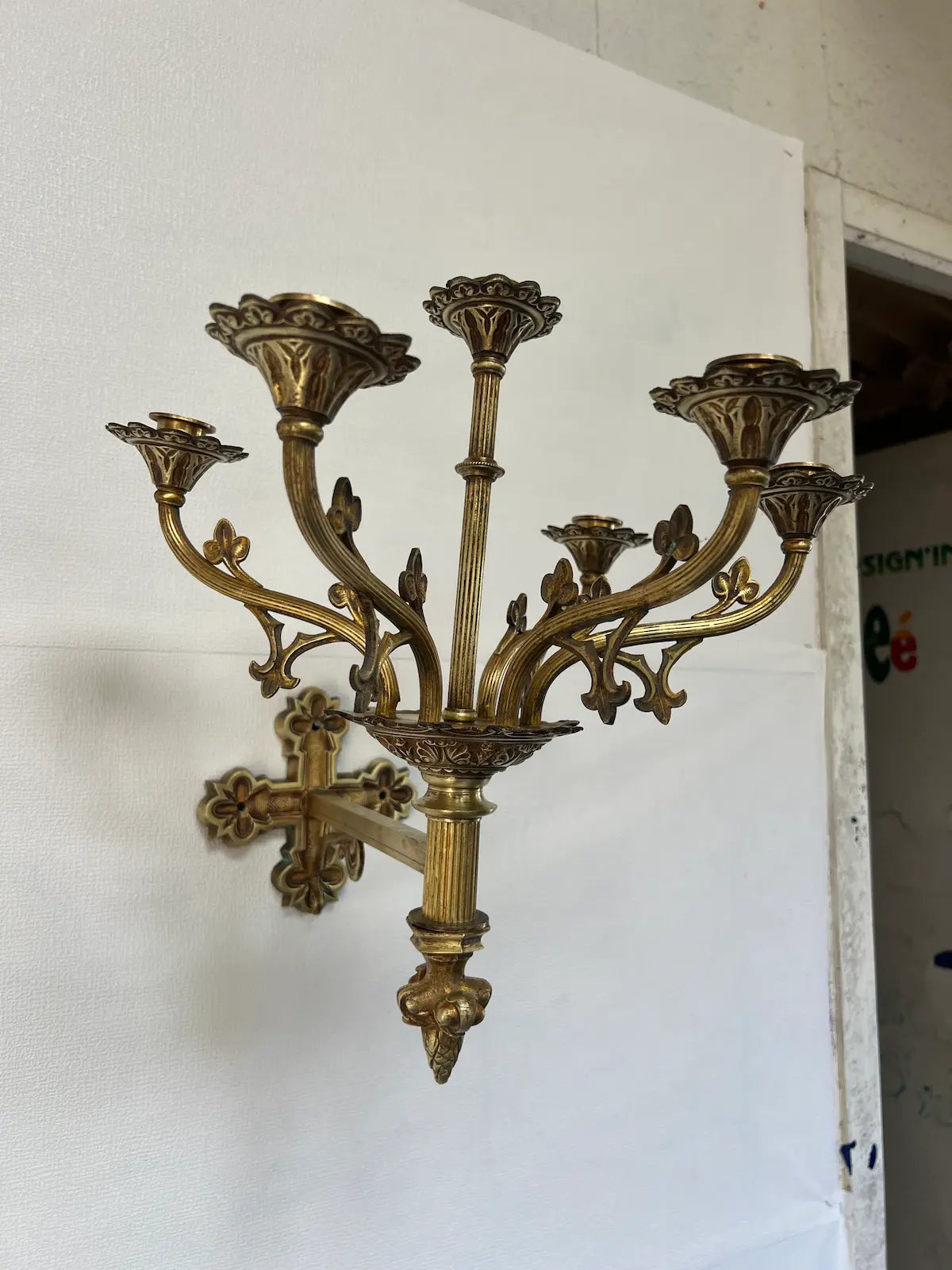 Antique gilded bronze Gothic wall candelabra with six candle holders
/ Applique murale gothique ancienne en bronze doré avec six bougeoirs