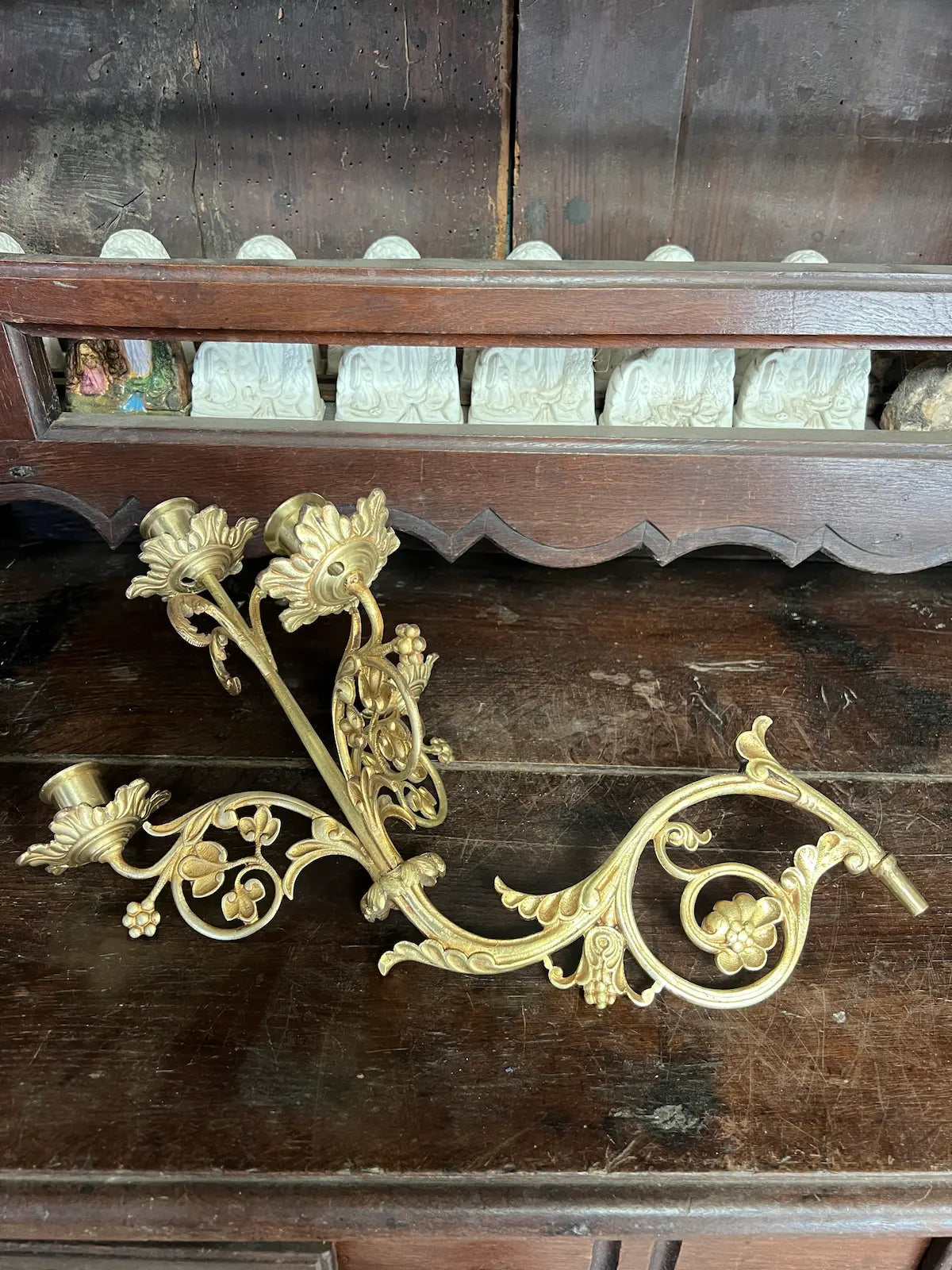 Pair of antique gilded bronze wall candelabra with five lights and ornate floral scrollwork, perfect for churches or decorative interiors.
/
Paire d’appliques murales anciennes en bronze doré à cinq bougeoirs et volutes florales, idéales pour églises ou intérieurs décoratifs.