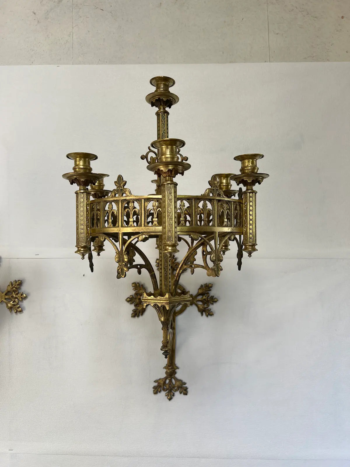 Pair of antique Gothic Revival gilded bronze wall candelabra with seven candle holders
/ Paire d’appliques murales gothiques anciennes en bronze doré avec sept bougeoirs