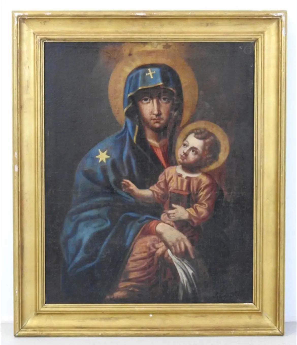 Antique 18th-century icon of the Virgin Mary and Child Jesus, inspired by the famous Salus Populi Romani, framed in gilded wood.
/
Icône ancienne du XVIIIᵉ siècle représentant la Vierge Marie et l’Enfant Jésus, inspirée de la Salus Populi Romani, encadrée en bois doré.