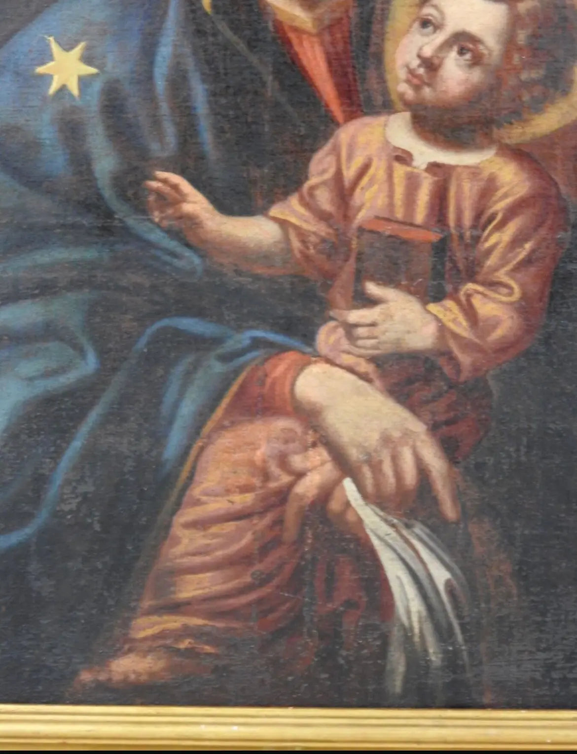 Antique 18th-century icon of the Virgin Mary and Child Jesus, inspired by the famous Salus Populi Romani, framed in gilded wood.
/
Icône ancienne du XVIIIᵉ siècle représentant la Vierge Marie et l’Enfant Jésus, inspirée de la Salus Populi Romani, encadrée en bois doré.