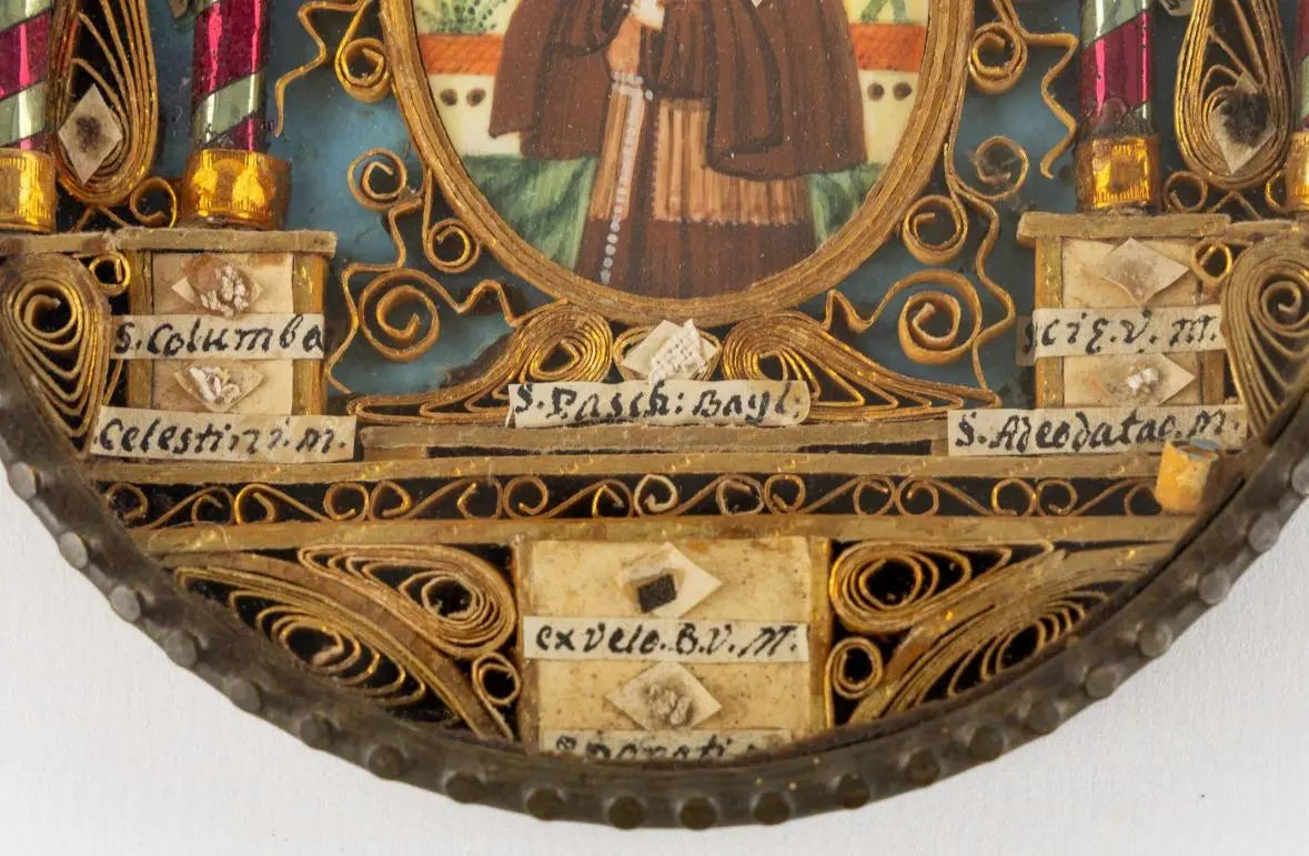 Antique 19th-century reliquary with 9 relics and image of St. Paschal Baylon.
/
Reliquaire ancien du XIXᵉ siècle avec 9 reliques et image de Saint Pascal Baylon.