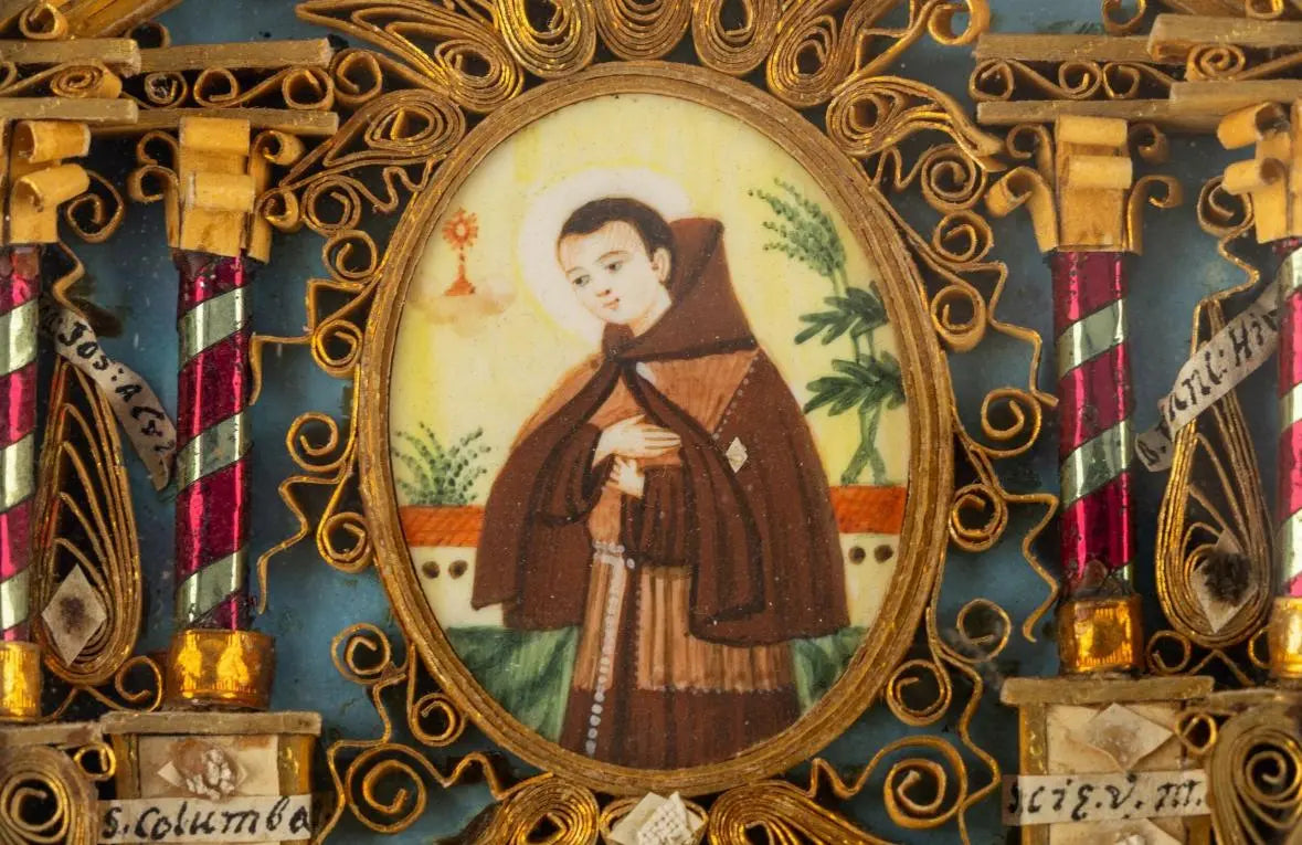 Antique 19th-century reliquary with 9 relics and image of St. Paschal Baylon.
/
Reliquaire ancien du XIXᵉ siècle avec 9 reliques et image de Saint Pascal Baylon.