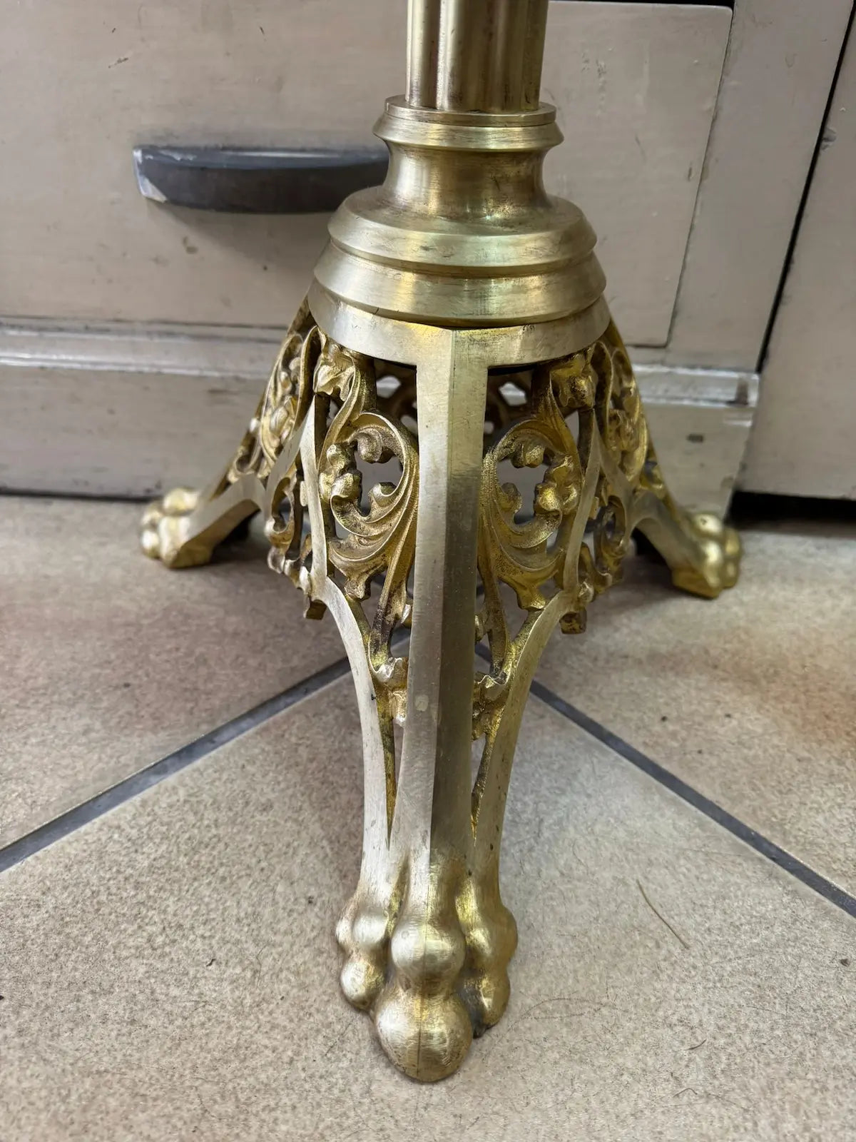 Large neo-Gothic gilded bronze altar candelabra with ornate scrollwork and nine candle holders / Grands chandeliers d’autel en bronze doré de style néogothique à neuf lumières