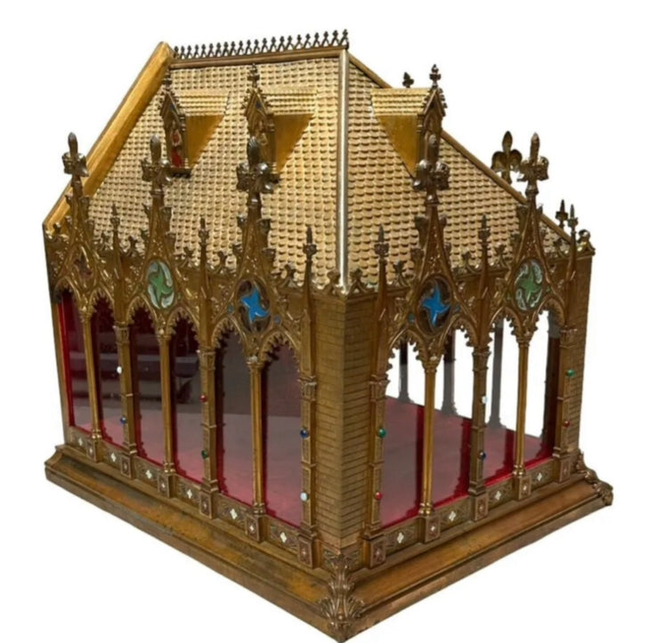 Neo-Gothic metal reliquary shrine with ornate detailing / Chasse Reliquaire Neo-Gothique