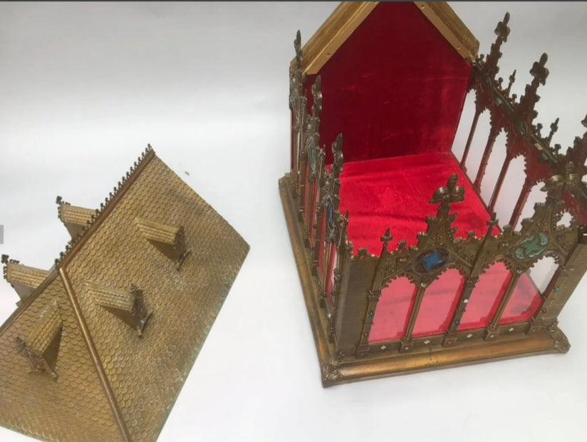 Neo-Gothic metal reliquary shrine with ornate detailing inside / Chasse Reliquaire Neo-Gothique intérieur