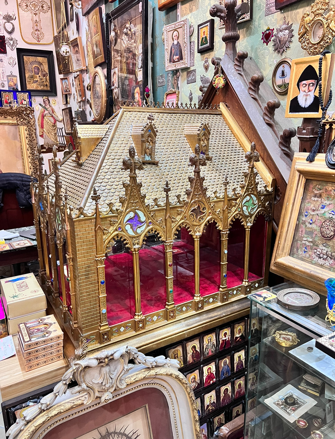 Neo-Gothic metal reliquary shrine with ornate detailing side / Chasse Reliquaire Neo-Gothique coté
