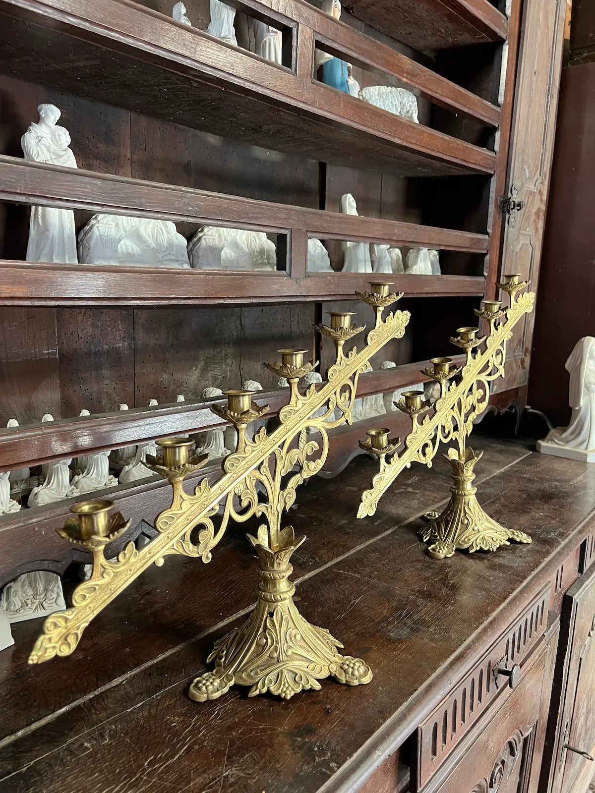 Pair of antique gilded bronze altar candelabra with six lights, ideal for church altars or sacred art collections.
/ Paire de candélabres d’autel anciens en bronze doré à six bougeoirs, idéale pour autels d’église ou collection d’art sacré.