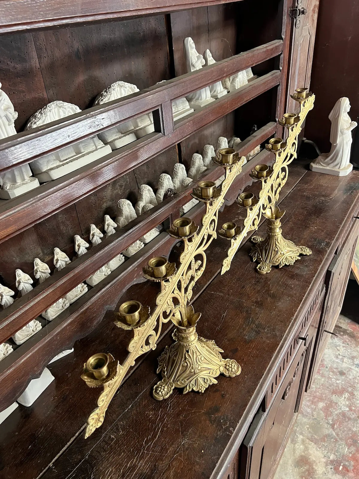 Pair of antique gilded bronze altar candelabra with six lights, ideal for church altars or sacred art collections.
/ Paire de candélabres d’autel anciens en bronze doré à six bougeoirs, idéale pour autels d’église ou collection d’art sacré.