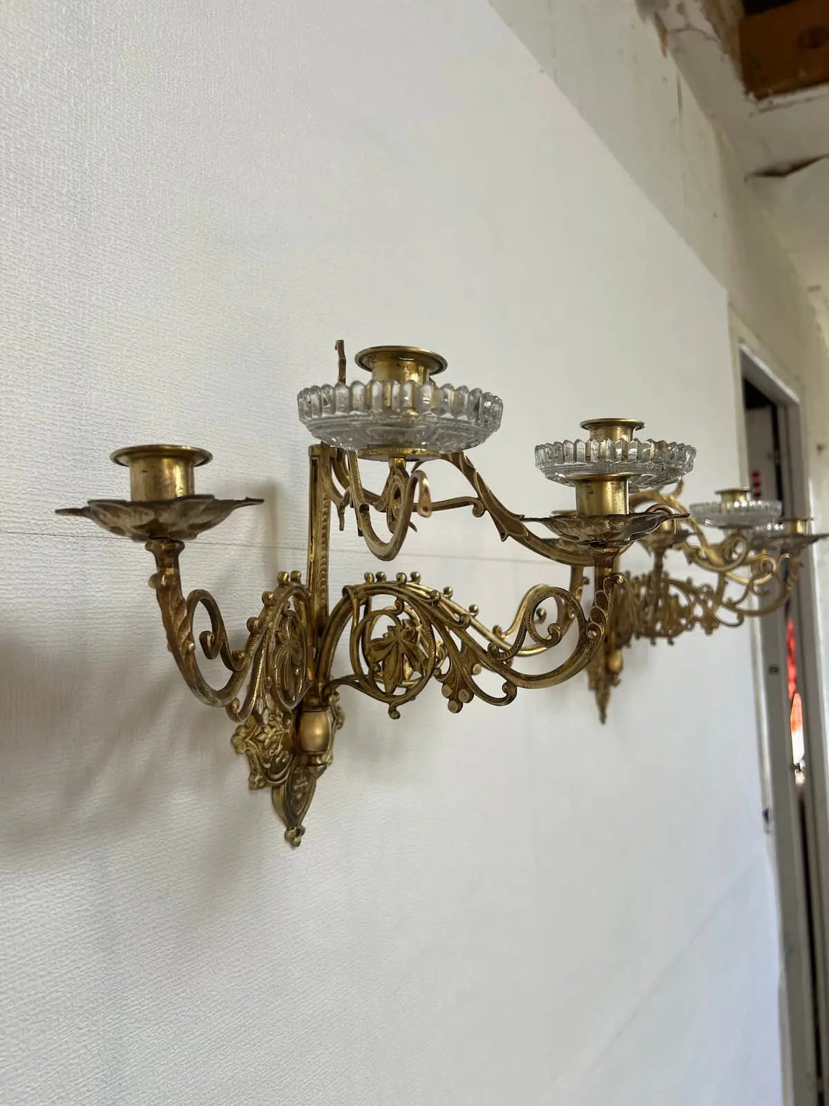 Pair of antique gilded bronze wall candelabra with five lights and glass bobeches /
Paire d’appliques murales anciennes en bronze doré à cinq lumières avec bobèches en verre
