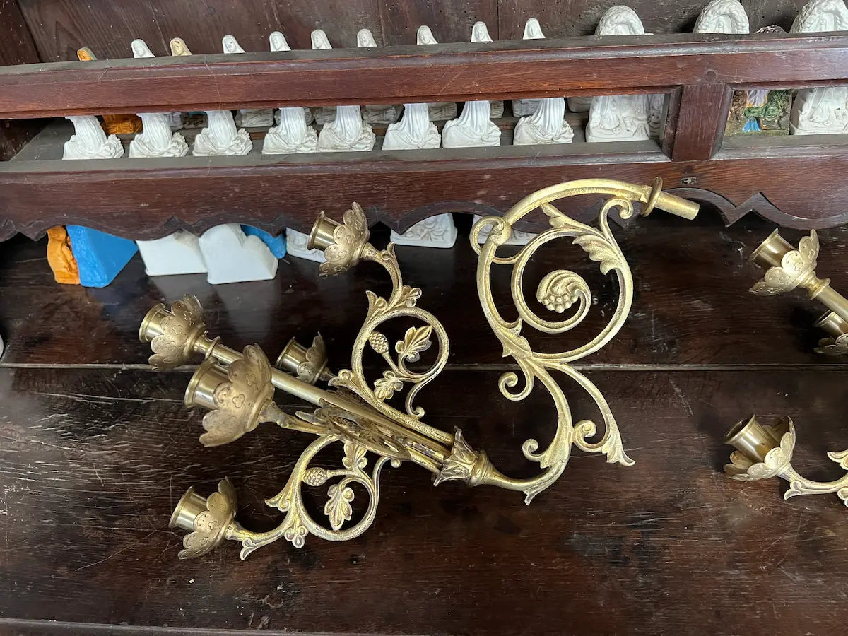 Pair of antique gilded bronze wall candelabra with five lights and ornate floral scrollwork, perfect for church or decorative use.
/
Paire d’appliques murales anciennes en bronze doré à cinq bougeoirs et volutes florales, idéales pour église ou décoration.