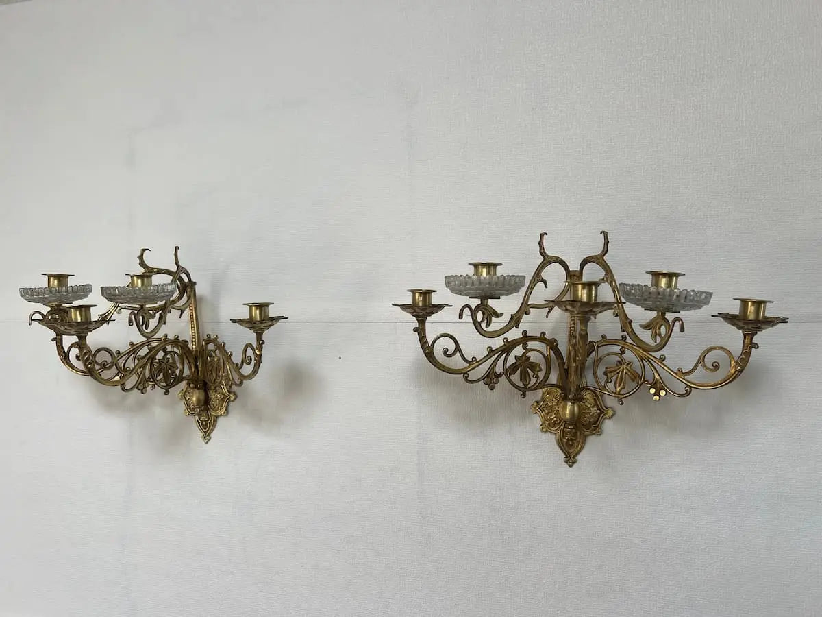 Pair of antique gilded bronze wall candelabra with five lights and glass bobeches /
Paire d’appliques murales anciennes en bronze doré à cinq lumières avec bobèches en verre