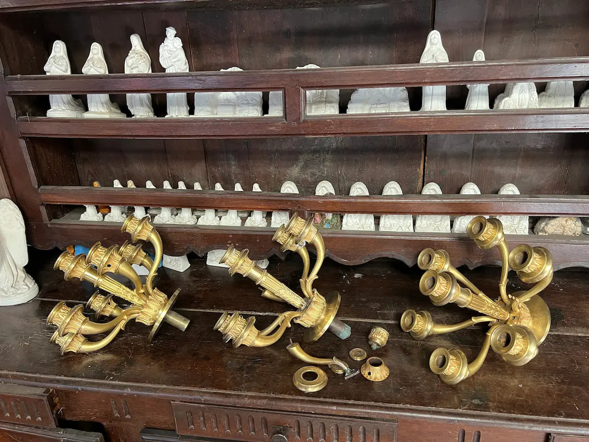 Pair of antique gilded bronze wall candelabra with seven candle holders, plus a matching damaged piece, perfect for restoration or liturgical décor.
/ Paire d’appliques murales anciennes en bronze doré avec sept bougeoirs, accompagnée d’une pièce assortie endommagée, idéale pour restauration ou décoration liturgique.