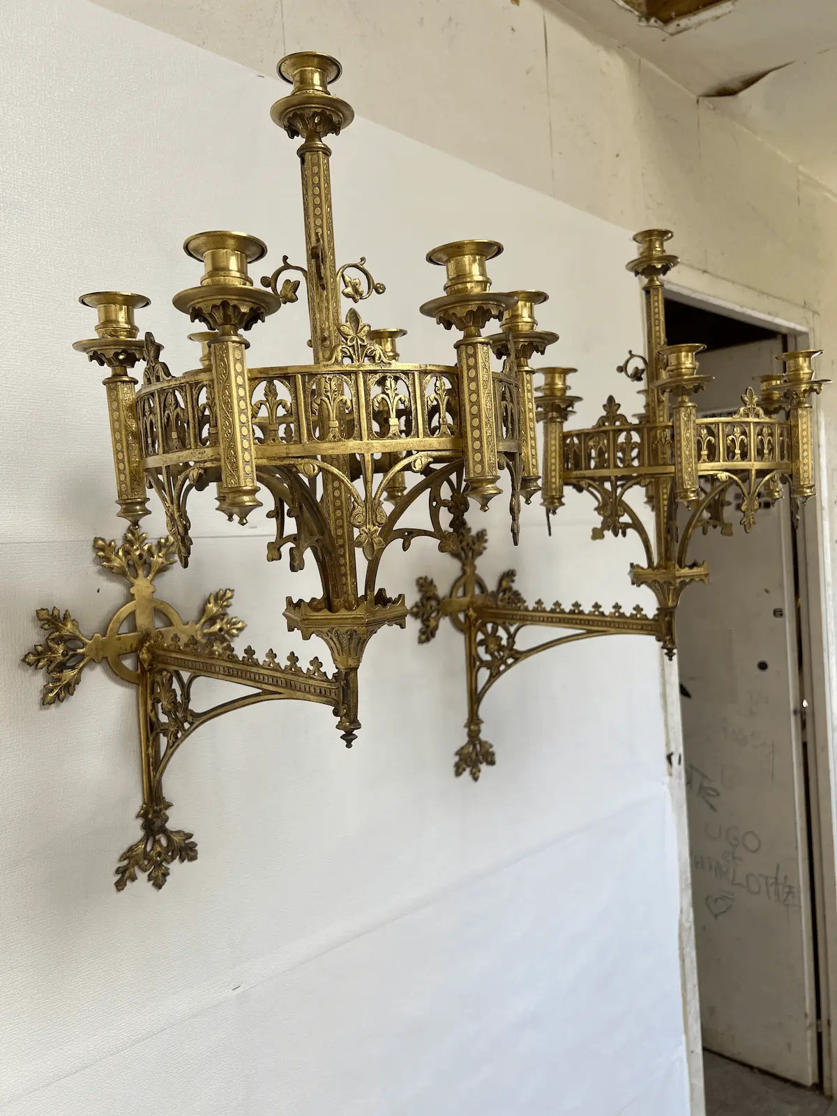 Pair of antique Gothic Revival gilded bronze wall candelabra with seven candle holders
/ Paire d’appliques murales gothiques anciennes en bronze doré avec sept bougeoirs