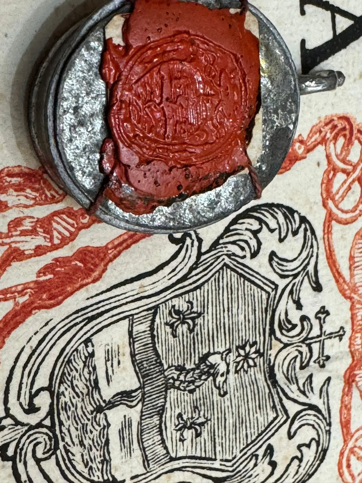 Relic of Saint Luke the Evangelist ex carne in oval silvered reliquary with flat glass front and certificate.
/
Relique de Saint Luc Évangéliste ex carne dans theca reliquaire ovale argentée avec façade en verre plat et certificat.