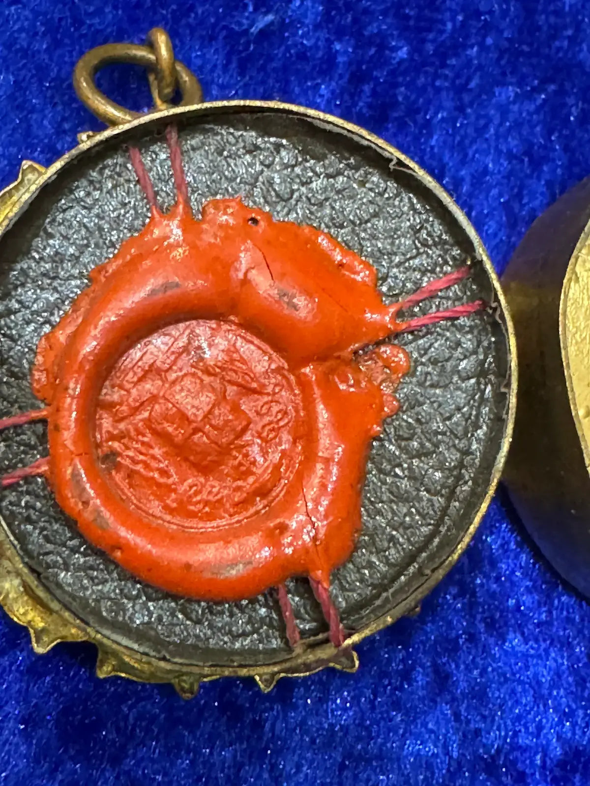 relic of the true cross and spine from the saint crown wax original / Relique contenant un fragment de la Vraie Croix du Christ et une épine de la Sainte Couronne cire