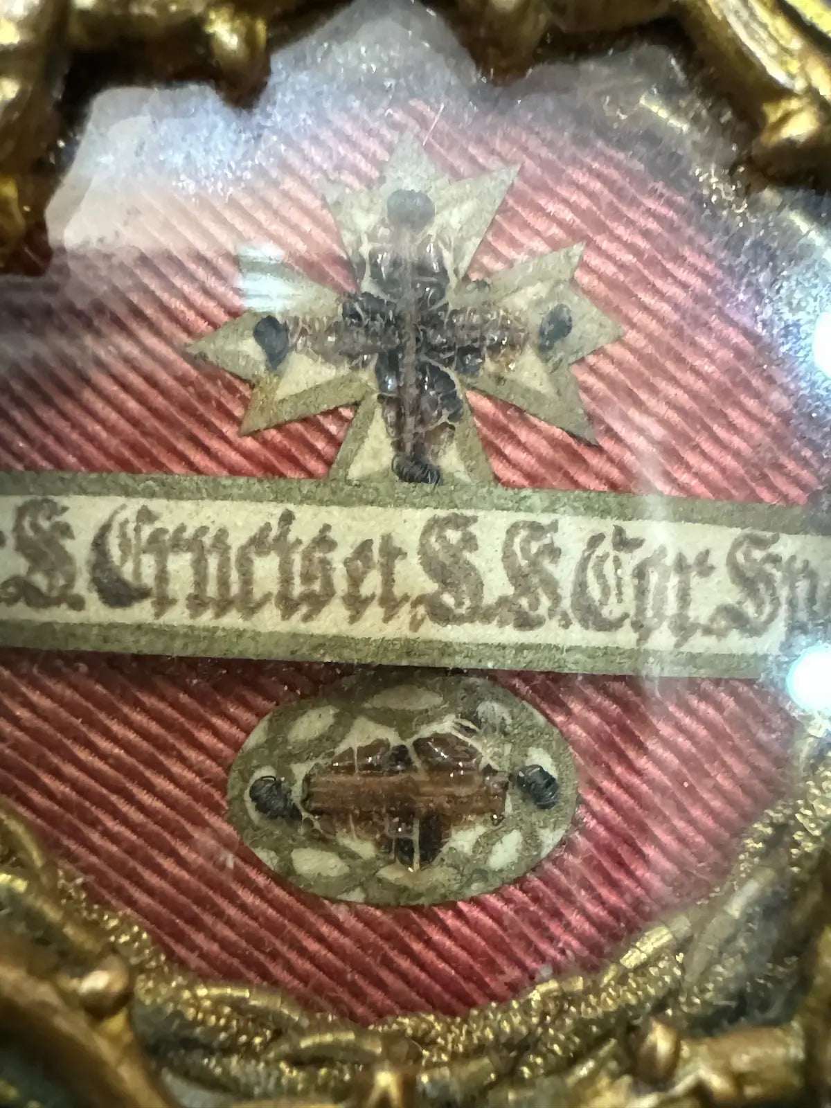 relic of the true cross and spine from the saint crown zoom / Relique contenant un fragment de la Vraie Croix du Christ et une épine de la Sainte Couronne