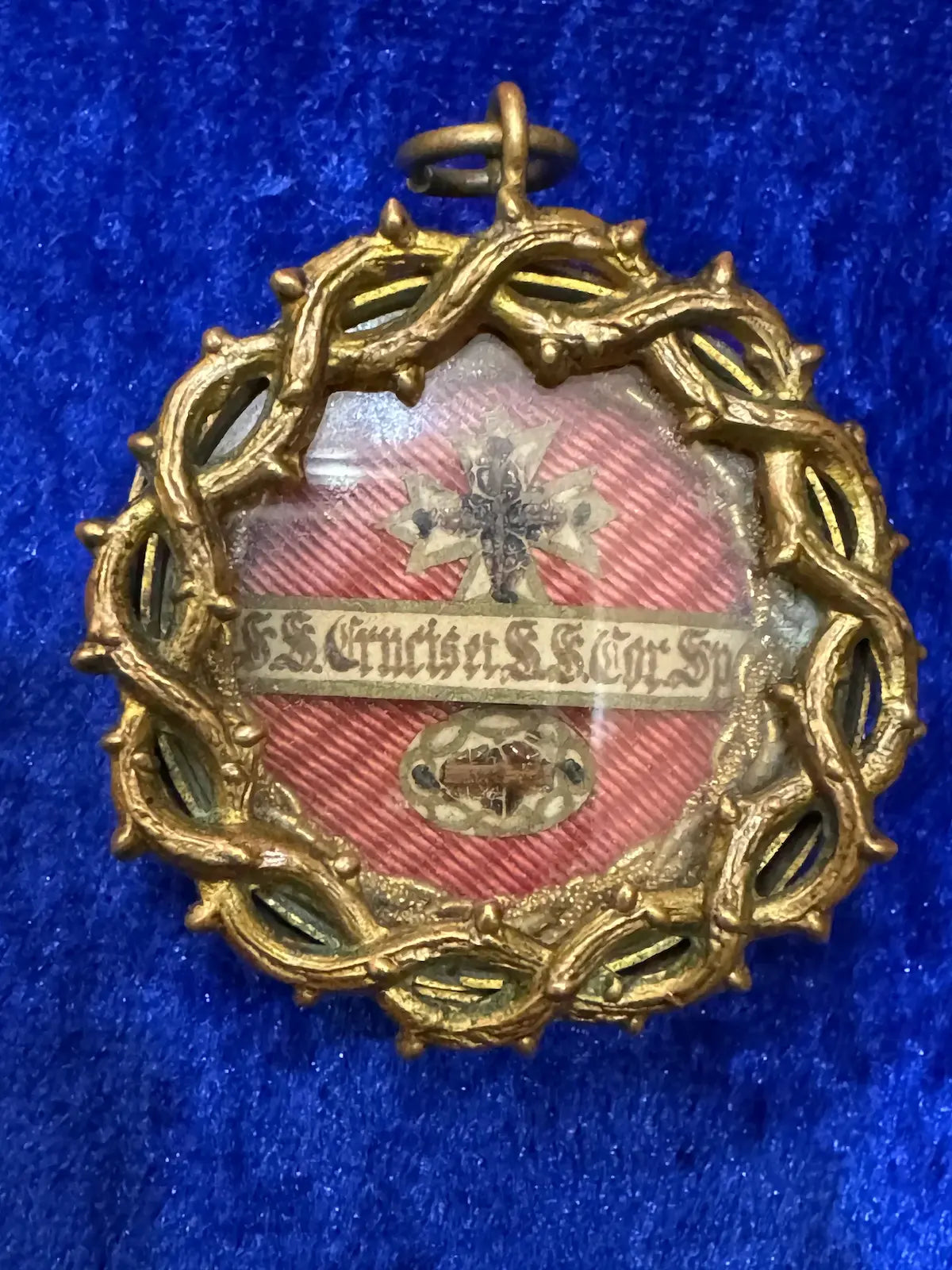 relic of the true cross and spine from the saint crown / Relique contenant un fragment de la Vraie Croix du Christ et une épine de la Sainte Couronne.