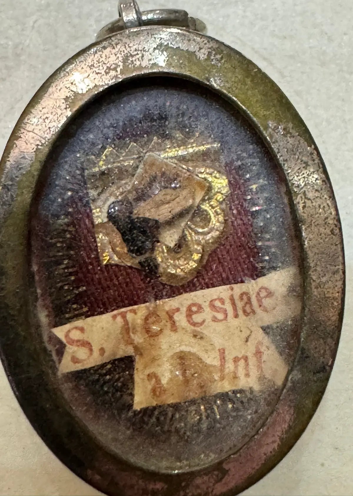 Reliquary of Saint Thérèse of Lisieux with certificate of authenticity, 1926.
/
Reliquaire de Sainte Thérèse de Lisieux avec authentique de 1926.