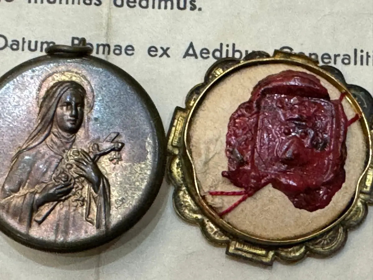 Reliquary of Saint Thérèse of Lisieux with relic and certificate of authenticity.
/
Reliquaire de Sainte Thérèse de Lisieux avec relique et authentique.