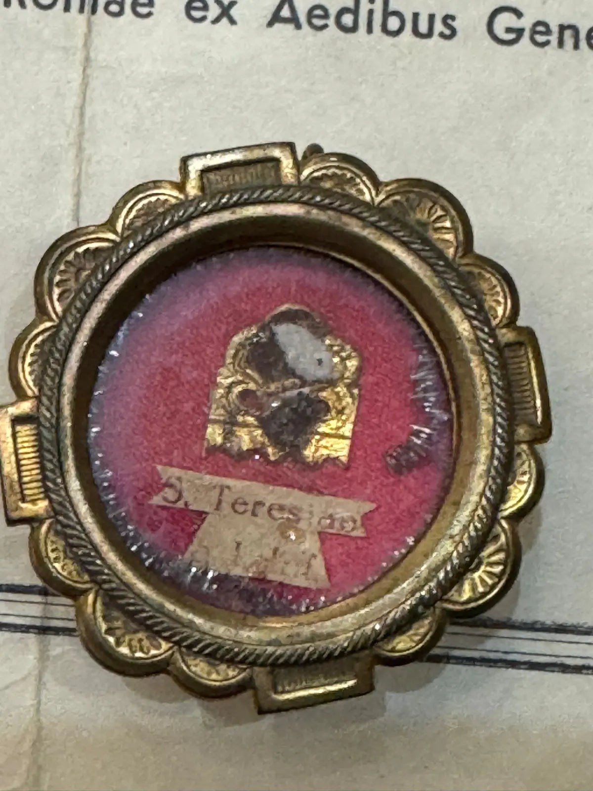 Reliquary of Saint Thérèse of Lisieux with relic and certificate of authenticity.
/
Reliquaire de Sainte Thérèse de Lisieux avec relique et authentique.