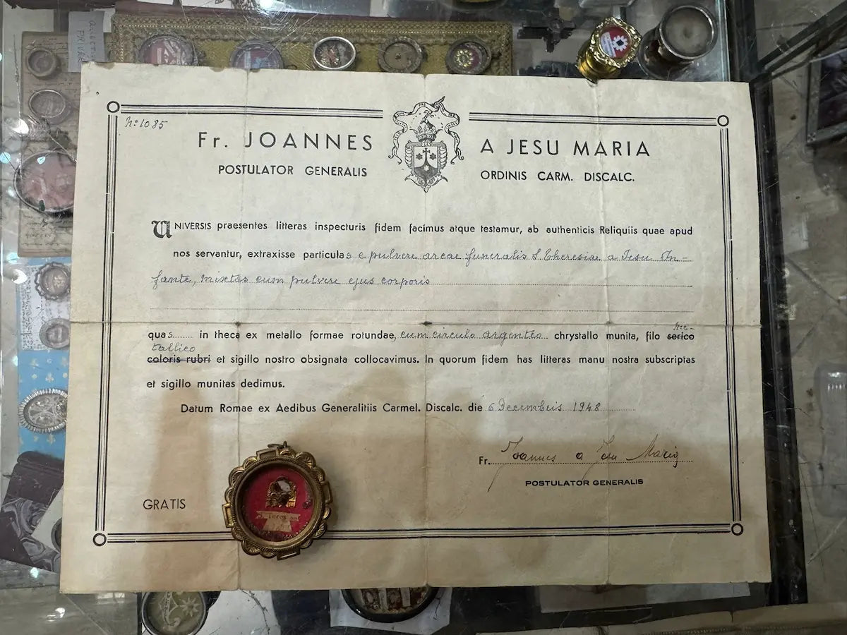 Reliquary of Saint Thérèse of Lisieux with relic and certificate of authenticity.
/
Reliquaire de Sainte Thérèse de Lisieux avec relique et authentique.