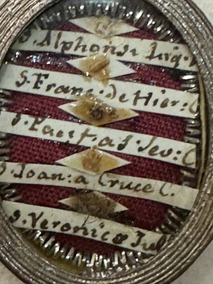 Reliquary containing a relic of St. Alphonsus Liguori, St. Francis de Geronimo, St. Pacificus of Severino, St. John of the Cross, St. Veronica Giuliani.
with authentic./ Reliquaire contenant une relique de Saint Alphonse de Liguori, Saint François de Geronimo, Saint Pacifique de San Severino, Saint Jean de la Croix, Sainte Véronique Giuliani.