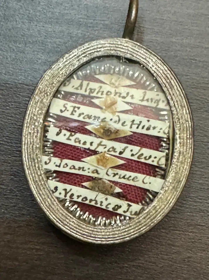 Reliquary containing a relic of St. Alphonsus Liguori, St. Francis de Geronimo, St. Pacificus of Severino, St. John of the Cross, St. Veronica Giuliani.
with authentic. / Reliquaire contenant une relique de Saint Alphonse de Liguori, Saint François de Geronimo, Saint Pacifique de San Severino, Saint Jean de la Croix, Sainte Véronique Giuliani.