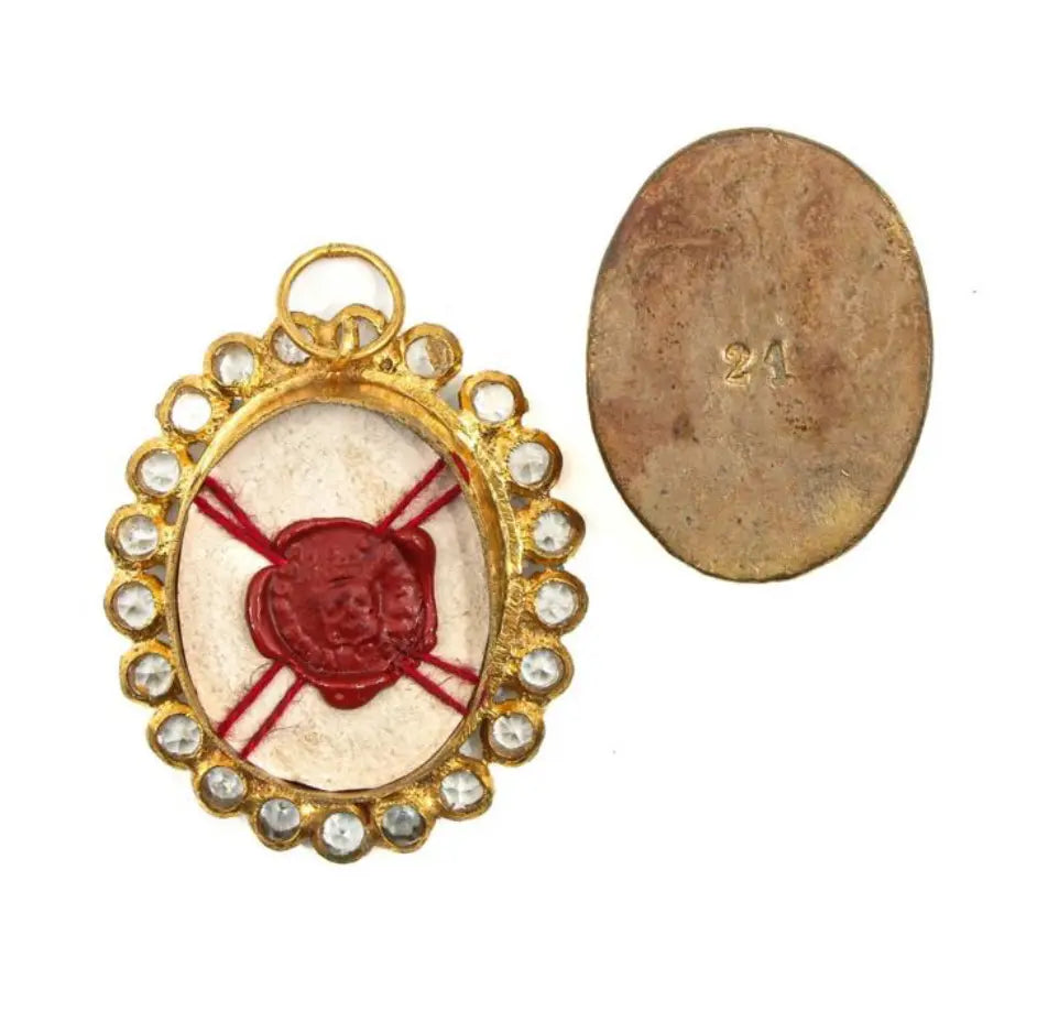 Reliquary with relic of St. Thérèse of the Child Jesus, adorned with gemstones / Reliquaire contenant une relique de Sainte Thérèse de l’Enfant Jésus, orné de pierres