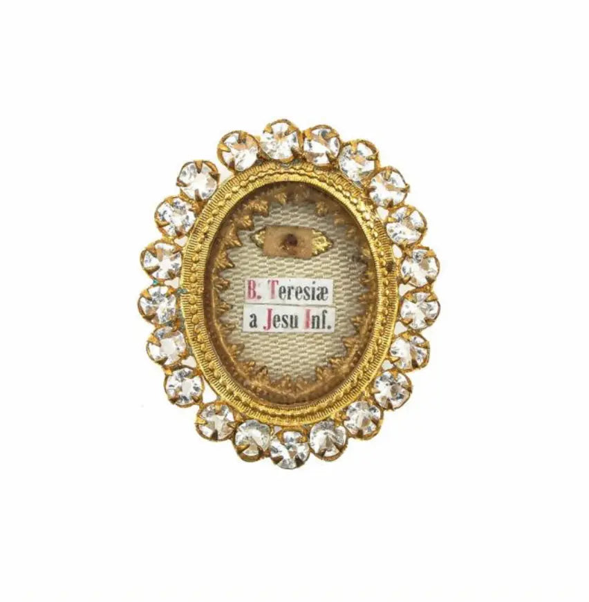 Reliquary with relic of St. Thérèse of the Child Jesus, adorned with gemstones / Reliquaire contenant une relique de Sainte Thérèse de l’Enfant Jésus, orné de pierres