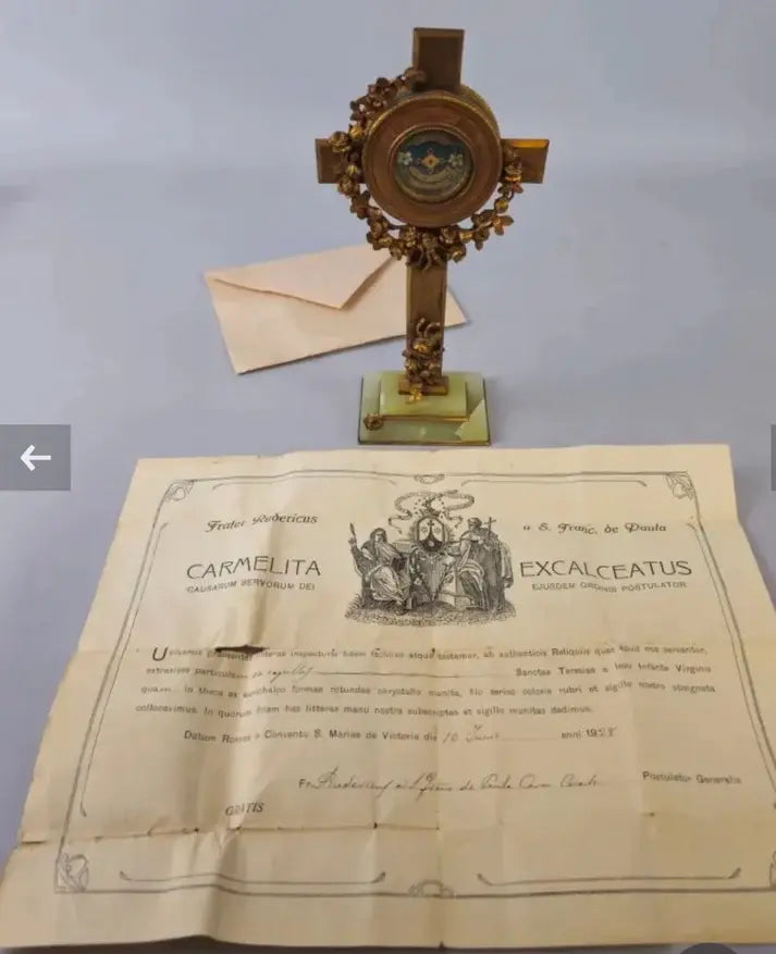 Reliquary of Saint Thérèse of Lisieux with certificate / reliquaire de Sainte Thérèse de lisieux avec certificat d'authenticité