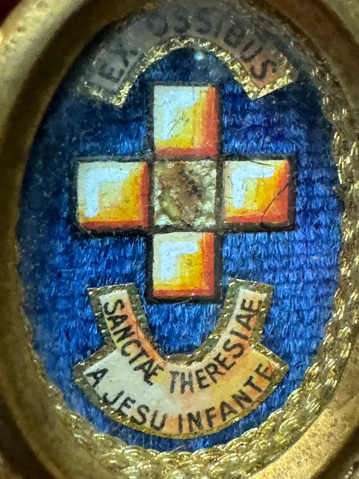 Relic of Saint Thérèse of the Child Jesus zoom / relique de Sainte Thérèse de l’Enfant Jésus zoom