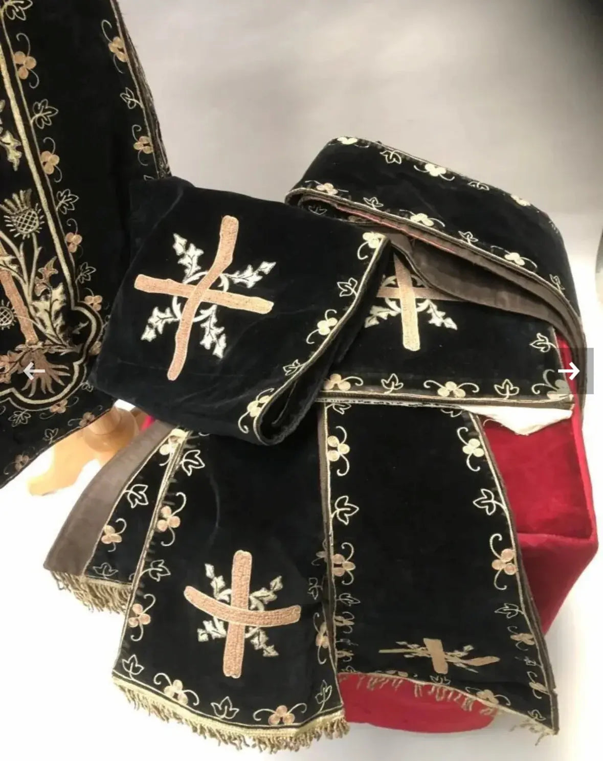 three pontifical chasubles stoles / Ensemble de trois chasubles pontificales étoles