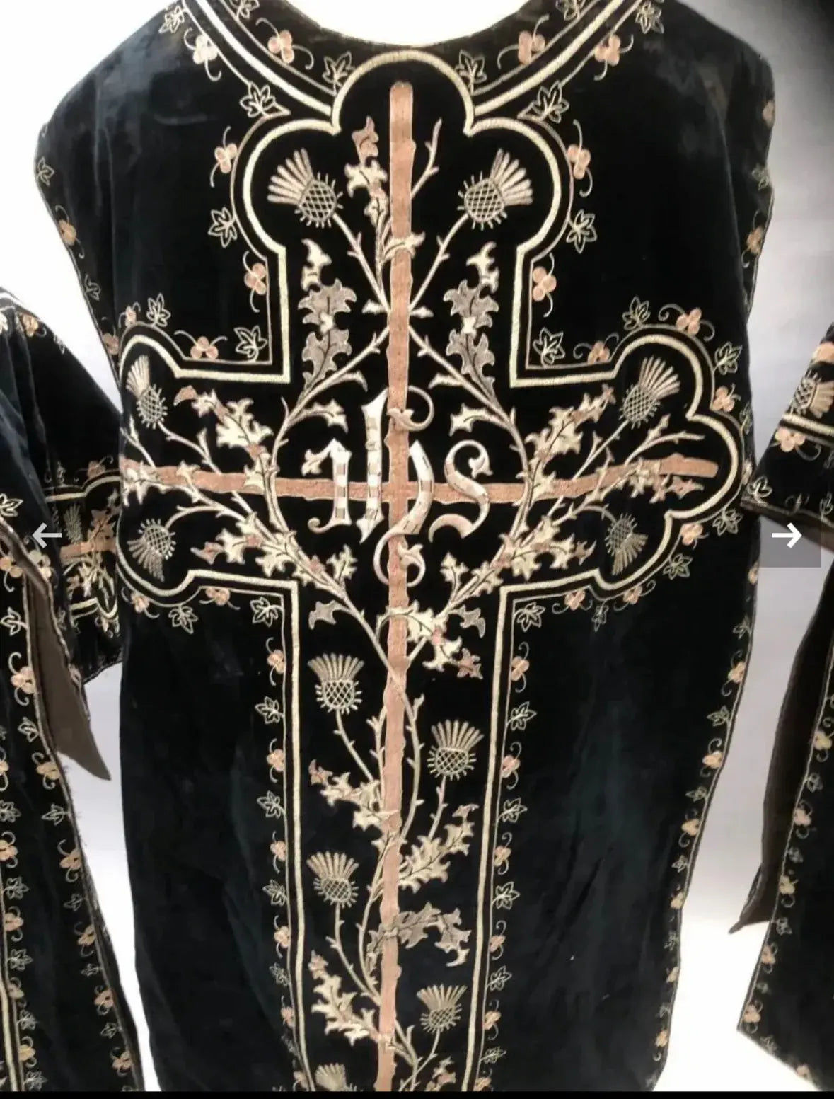 three pontifical chasubles front zoom / Ensemble de trois chasubles pontificales devant zoom